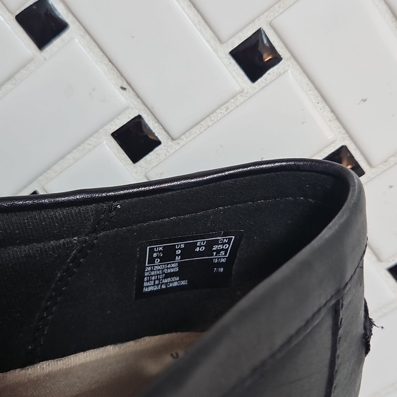 Clarks Leather Loafers, Sz 9 - Picture 3 of 8